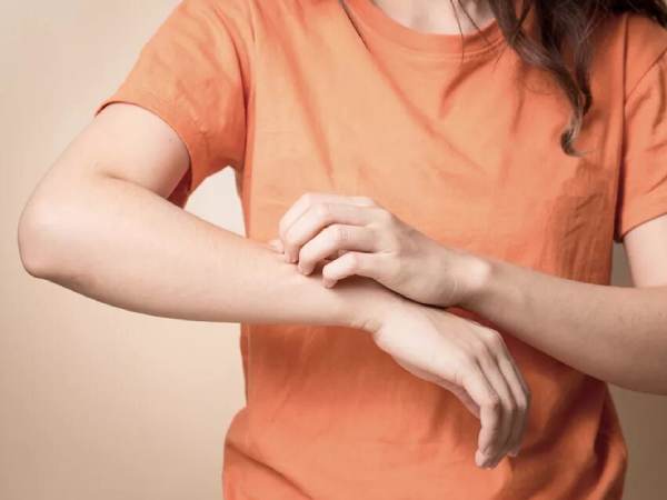 علت خارش دست بعد از حمام